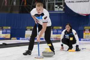 Bobby Lammie (SCO), Eve Muirhead (SCO), durant la demi-finale opposant l'Ecosse a l'Allemagne lors des championnats du monde de curling de double mixte, ce vendredi 29 avril 2022 au Centre Sportif de Sous-Moulin a Thonex (Bastien Gallay / GallayPhoto)