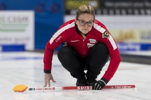 Alina Paetz (CHE), durant la demi-finale opposant la Suisse a la Norvege lors des championnats du monde de curling de double mixte, ce vendredi 29 avril 2022 au Centre Sportif de Sous-Moulin a Thonex (Bastien Gallay / GallayPhoto)