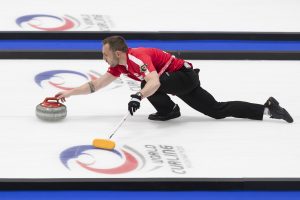 Sven Michel (CHE), durant la demi-finale opposant la Suisse a la Norvege lors des championnats du monde de curling de double mixte, ce vendredi 29 avril 2022 au Centre Sportif de Sous-Moulin a Thonex (Bastien Gallay / GallayPhoto)