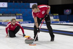 Alina Paetz (CHE), Sven Michel (CHE), durant la demi-finale opposant la Suisse a la Norvege lors des championnats du monde de curling de double mixte, ce vendredi 29 avril 2022 au Centre Sportif de Sous-Moulin a Thonex (Bastien Gallay / GallayPhoto)