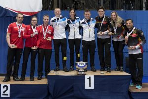 Podium, Sven Michel (CHE), Alina Paetz (CHE), Stefan Meienberg (CHE), Bobby Lammie (SCO), Eve Muirhead (SCO), Greg Drummond (SCO), Klaudius Harsch (GER), Pia-Lisa Schoell (GER), Uli Kapp (GER), apres la finale opposant la Suisse a l'Ecosse lors des championnats du monde de curling de double mixte, ce samedi 30 avril 2022 au Centre Sportif de Sous-Moulin a Thonex (Bastien Gallay / GallayPhoto)