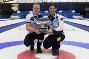 Bobby Lammie (SCO), Eve Muirhead (SCO) avec la coupe, apres la finale opposant la Suisse a l'Ecosse lors des championnats du monde de curling de double mixte, ce samedi 30 avril 2022 au Centre Sportif de Sous-Moulin a Thonex (Bastien Gallay / GallayPhoto)