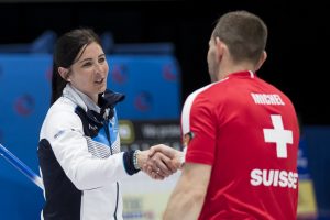 Eve Muirhead (SCO), Sven Michel (CHE), durant la finale opposant la Suisse a l'Ecosse lors des championnats du monde de curling de double mixte, ce samedi 30 avril 2022 au Centre Sportif de Sous-Moulin a Thonex (Bastien Gallay / GallayPhoto)