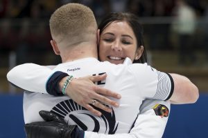 Bobby Lammie (SCO), Eve Muirhead (SCO), durant la finale opposant la Suisse a l'Ecosse lors des championnats du monde de curling de double mixte, ce samedi 30 avril 2022 au Centre Sportif de Sous-Moulin a Thonex (Bastien Gallay / GallayPhoto)