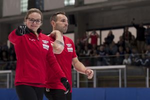 Alina Paetz (CHE), Sven Michel (CHE), durant la finale opposant la Suisse a l'Ecosse lors des championnats du monde de curling de double mixte, ce samedi 30 avril 2022 au Centre Sportif de Sous-Moulin a Thonex (Bastien Gallay / GallayPhoto)