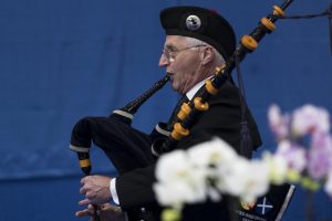 Joueur de cornemuse, durant la finale opposant la Suisse a l'Ecosse lors des championnats du monde de curling de double mixte, ce samedi 30 avril 2022 au Centre Sportif de Sous-Moulin a Thonex (Bastien Gallay / GallayPhoto)