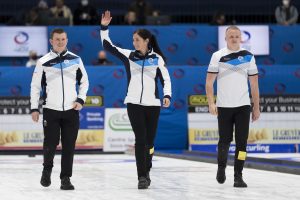 Greg Drummond (SCO), Eve Muirhead (SCO), Bobby Lammie (SCO), durant la finale opposant la Suisse a l'Ecosse lors des championnats du monde de curling de double mixte, ce samedi 30 avril 2022 au Centre Sportif de Sous-Moulin a Thonex (Bastien Gallay / GallayPhoto)