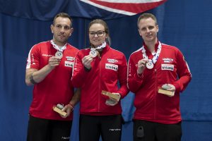 Sven Michel (CHE), Alina Paetz (CHE), Stefan Meienberg (CHE), durant la finale opposant la Suisse a l'Ecosse lors des championnats du monde de curling de double mixte, ce samedi 30 avril 2022 au Centre Sportif de Sous-Moulin a Thonex (Bastien Gallay / GallayPhoto)