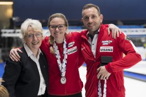 La presidente de world curling Kate Caithness, Alina Paetz (CHE), Sven Michel (CHE), apres la finale opposant la Suisse a l'Ecosse lors des championnats du monde de curling de double mixte, ce samedi 30 avril 2022 au Centre Sportif de Sous-Moulin a Thonex (Bastien Gallay / GallayPhoto)